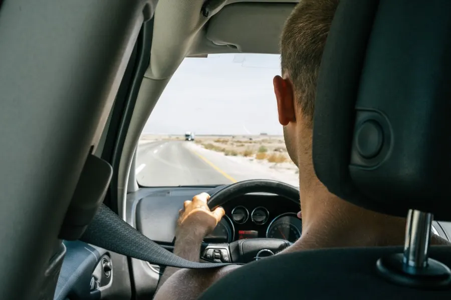 Élève au volant pendant une leçon de conduite